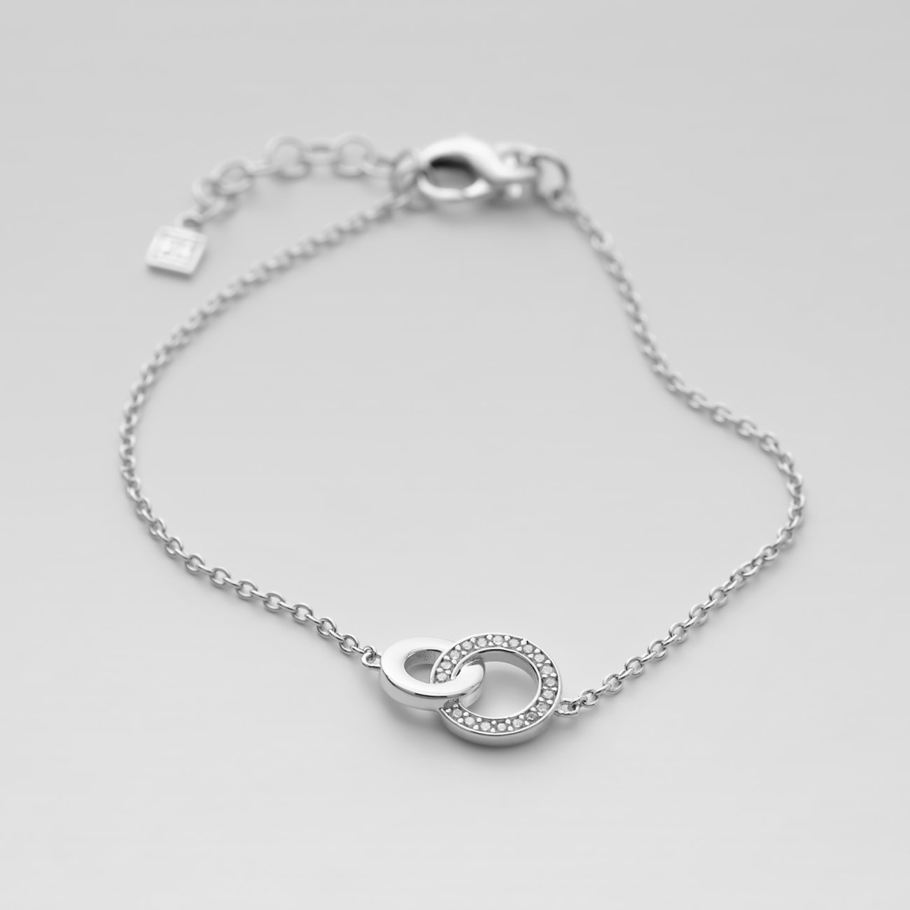 JETTE damearmbånd, genanvendt 925 sterlingsølv, sammenflettede ringe, én ring med farvede zirconia-sten.