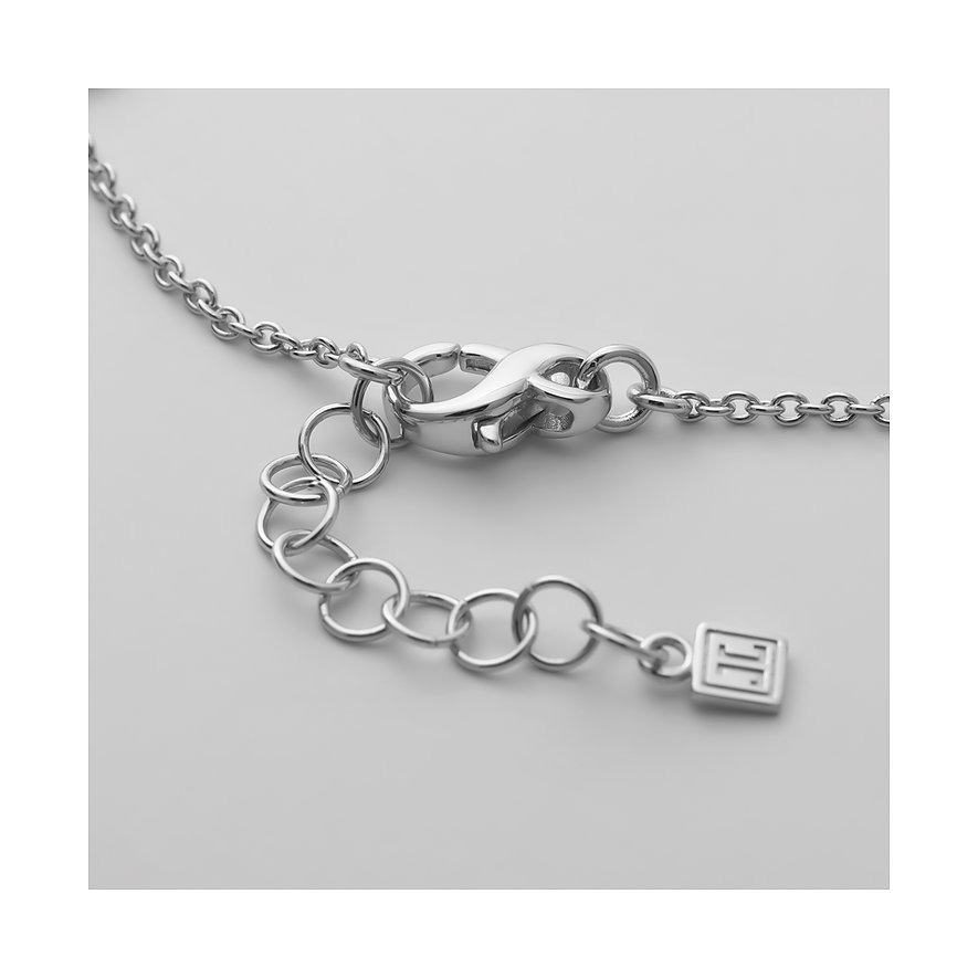 Närbild av låset på ett JETTE armbandsmycke i återvunnet 925 silver med förlängningskedja och pärla.