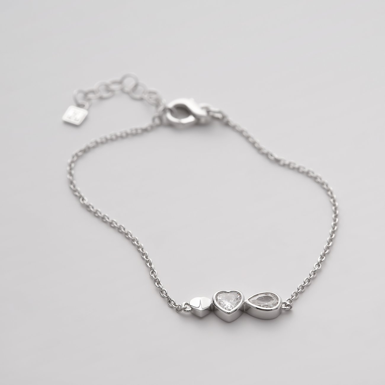 JETTE Armband aus recyceltem 925er Silber mit zwei herzförmigen und einem tropfenförmigen Zirkonia in der Mitte.