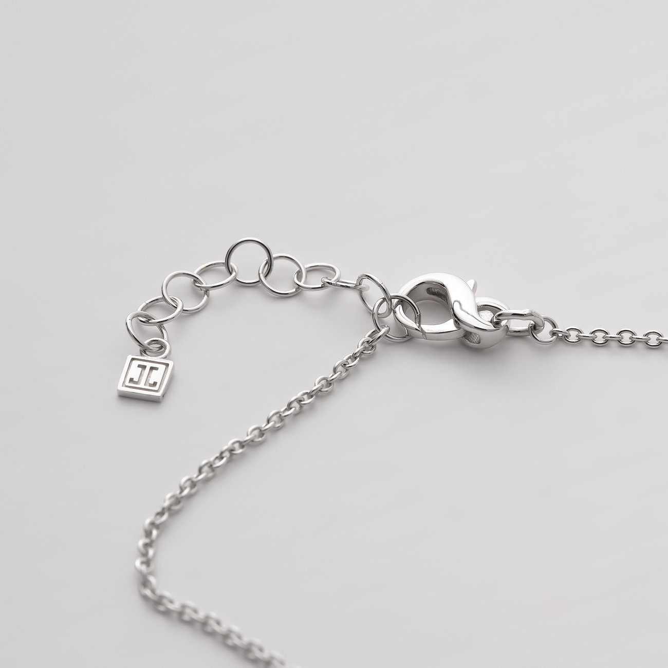 Nahaufnahme des Verschlusses und Verlängerungskettchens des JETTE Armschmucks aus recyceltem 925er Silber.