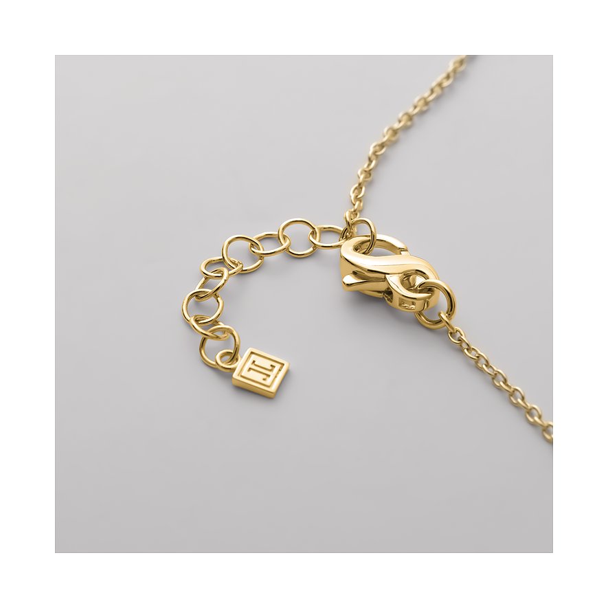 Närbild på JETTE karbinhaken och förlängningskedjan, tillverkade av återvunnet, guldfärgat 925 sterlingsilver.