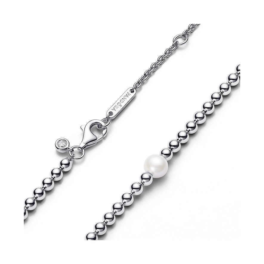 Pandora Halsschmuck aus Silber mit kleinen Kügelchen und einer zentralen Perle. Der Verschluss hat einen Zirkonia.