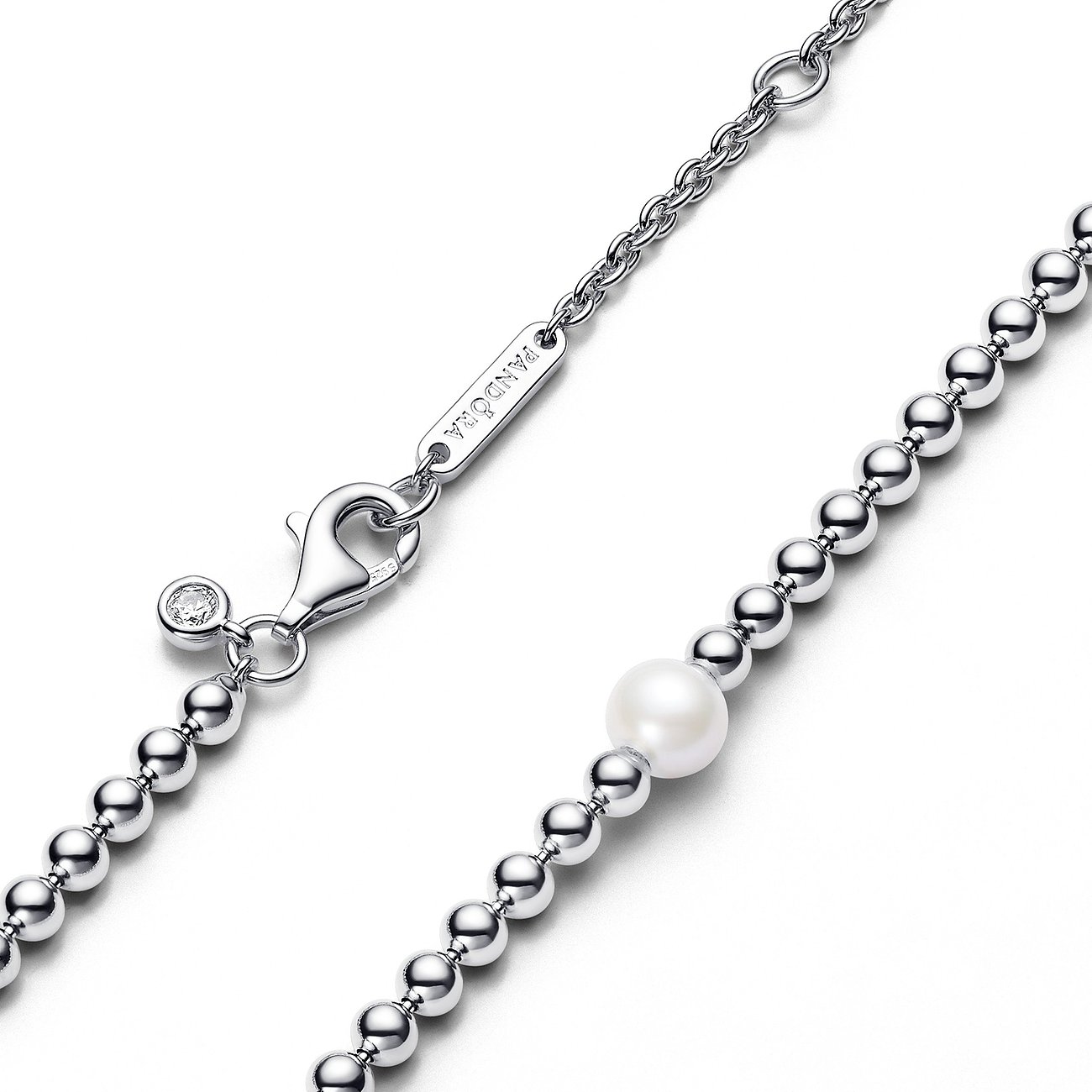 Pandora Halsschmuck aus Silber mit kleinen Kügelchen und einer zentralen Perle. Der Verschluss hat einen Zirkonia.