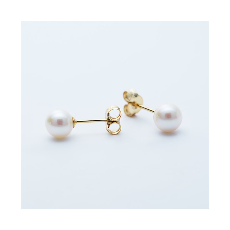 CHRIST Ohrstecker aus 585er Gelbgold mit Perle, einzeln liegend auf weißem Hintergrund.