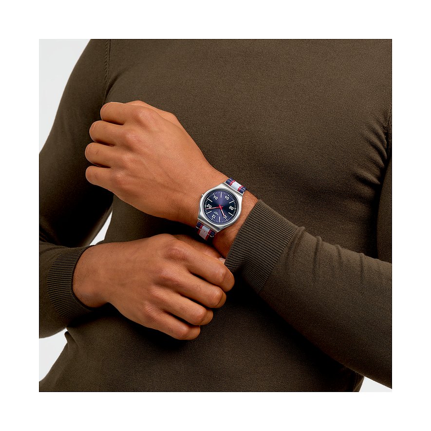 Swatch Unisexuhr mit Edelstahlgehäuse, blauem Zifferblatt und gestreiftem Band.