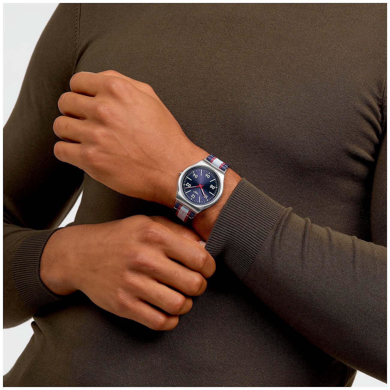 Swatch Unisexuhr mit Edelstahlgehäuse, blauem Zifferblatt und gestreiftem Band.