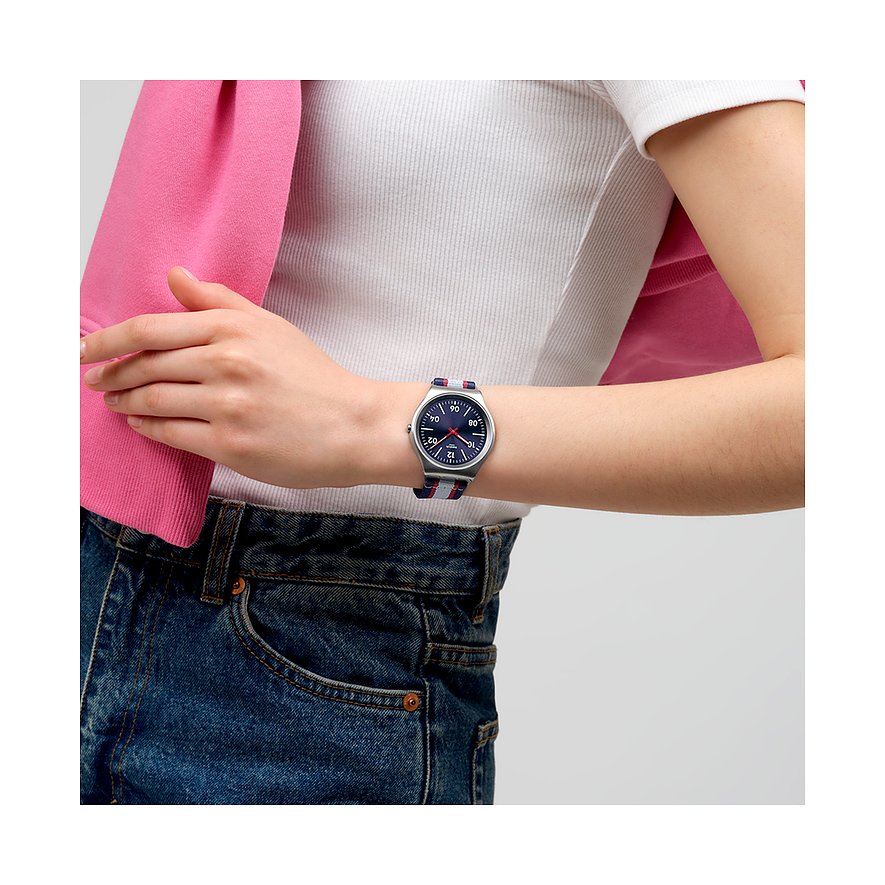 Swatch Unisexuhr mit Edelstahlgehäuse, blauem Zifferblatt und gestreiftem Armband.