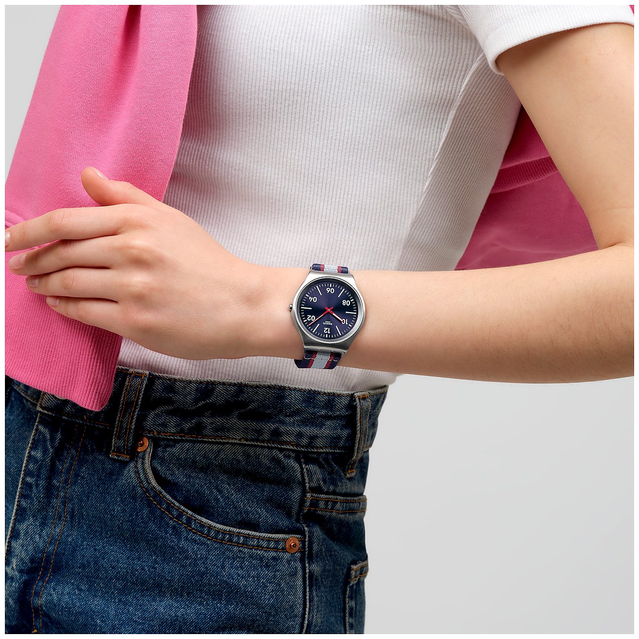 Swatch Unisexuhr mit Edelstahlgehäuse, blauem Zifferblatt und gestreiftem Armband.