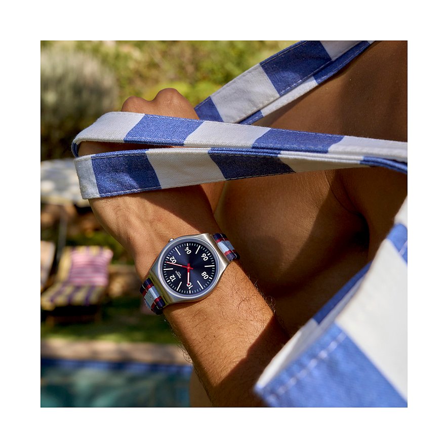 Swatch Unisexuhr mit Edelstahlgehäuse, analoger Anzeige und gestreiftem Armband.