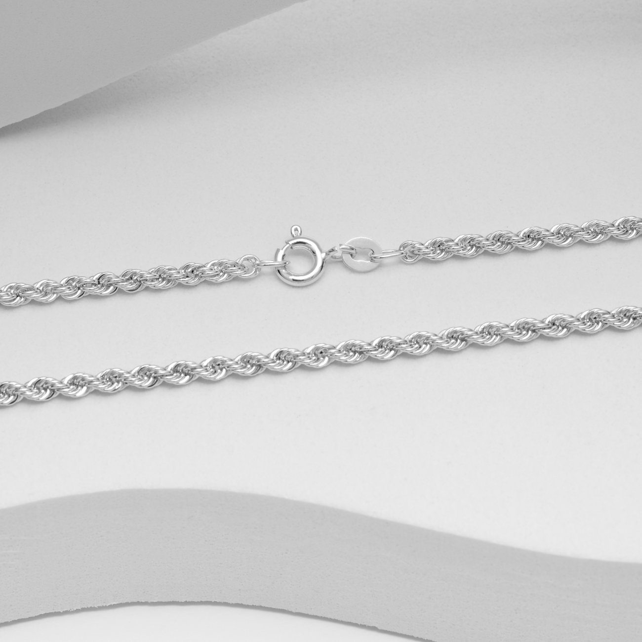Nahaufnahme einer luxuriösen CHRIST Kette aus 585er Weißgold, detailreich und filigran gearbeitet.
