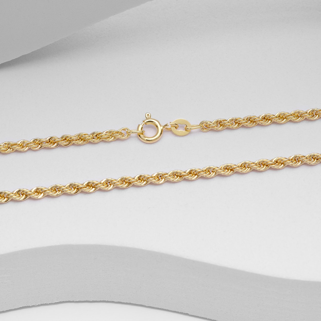 Close-up: CHRIST collier van 585 geelgoud met een gedraaide ketting en een veersluiting.