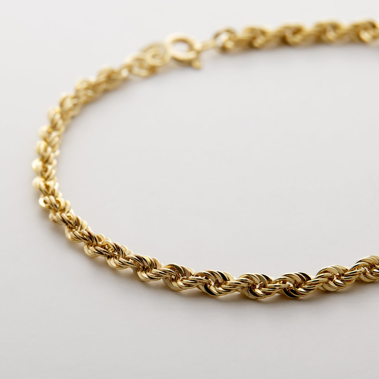 CHRIST Armband aus poliertem 585er Gelbgold in Seilkette, mit Karabinerverschluss, liegend, von oben.