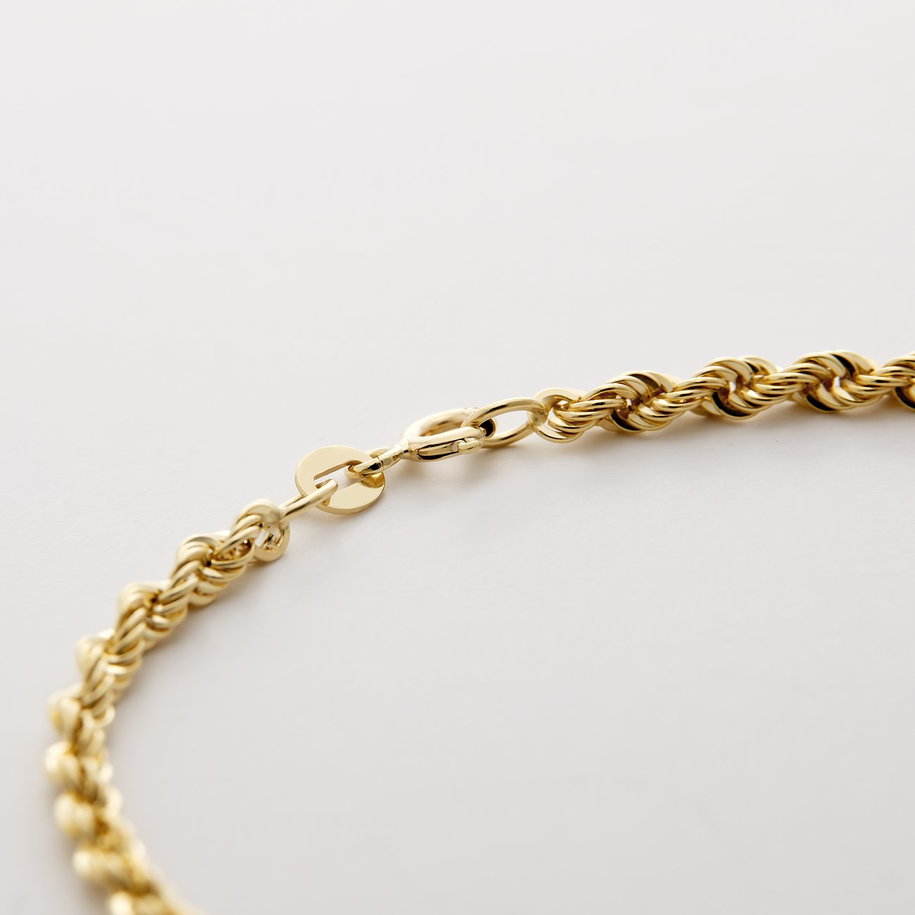 Nahaufnahme einer CHRIST Armkette aus 585 Gelbgold mit gedrehter Seilkette und ovalem Verschluss.