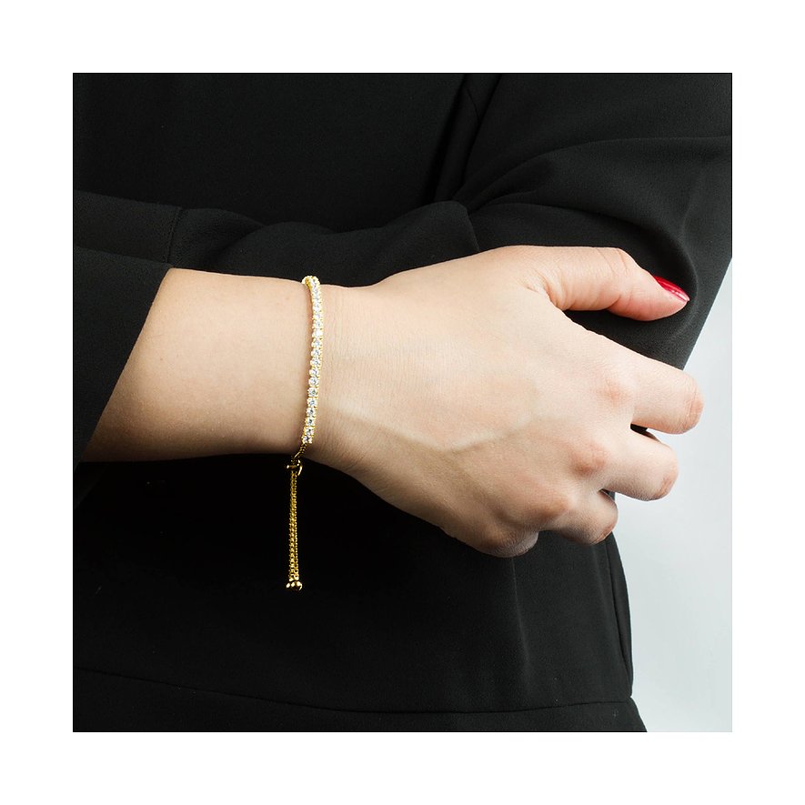 Frauenarm, mit einem CHRIST Armband aus vergoldetem recyceltem Silber, verziert mit Zirkonia-Farbsteinen.