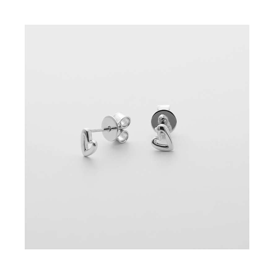Zwei JETTE Ohrstecker aus recyceltem 925er Silber in Herzform liegen freigestellt auf einer weißen Oberfläche.