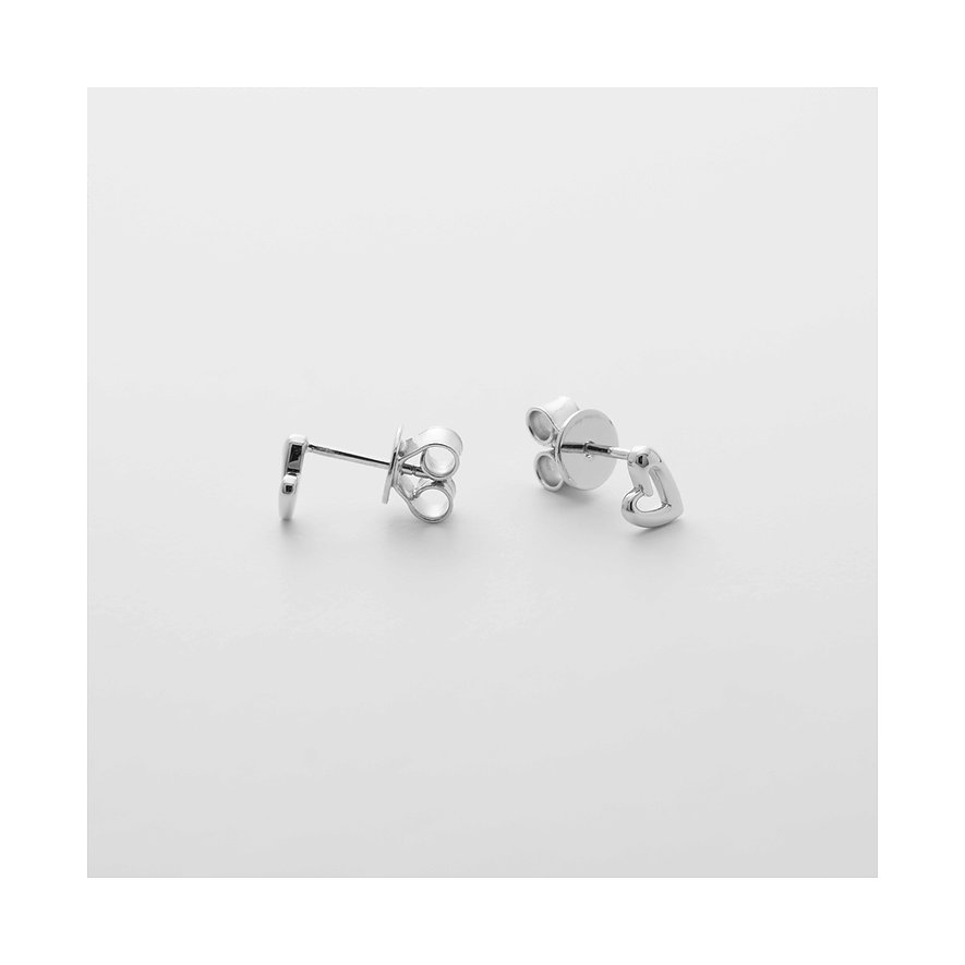 JETTE Ohrstecker aus recyceltem 925er Silber in Herzform, schräg von oben rechts fotografiert.