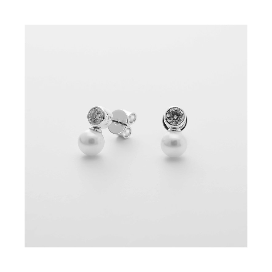JETTE Ohrschmuck aus recyceltem 925er Silber. Jeder Ohrring besteht aus einem klaren Schmuckstein und einer Perle.