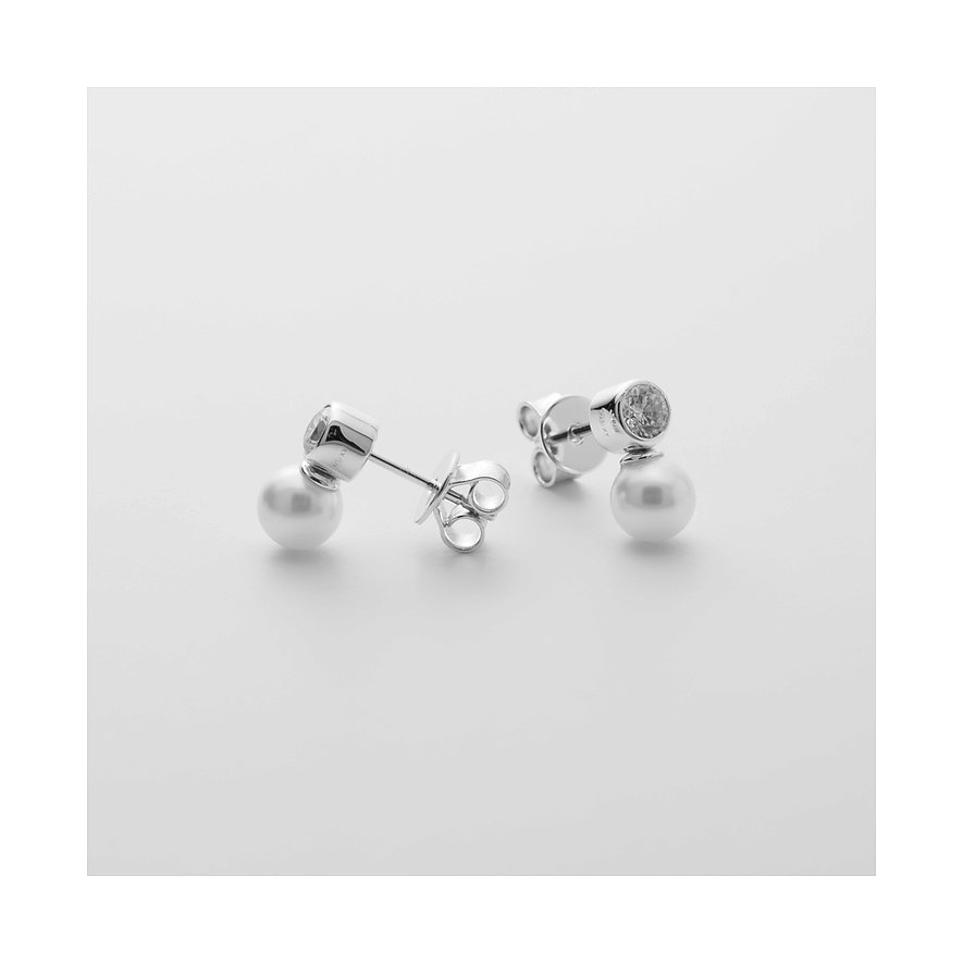 Zwei JETTE Ohrstecker aus recyceltem 925er Silber mit runden Perlen und klaren Schmucksteinen.