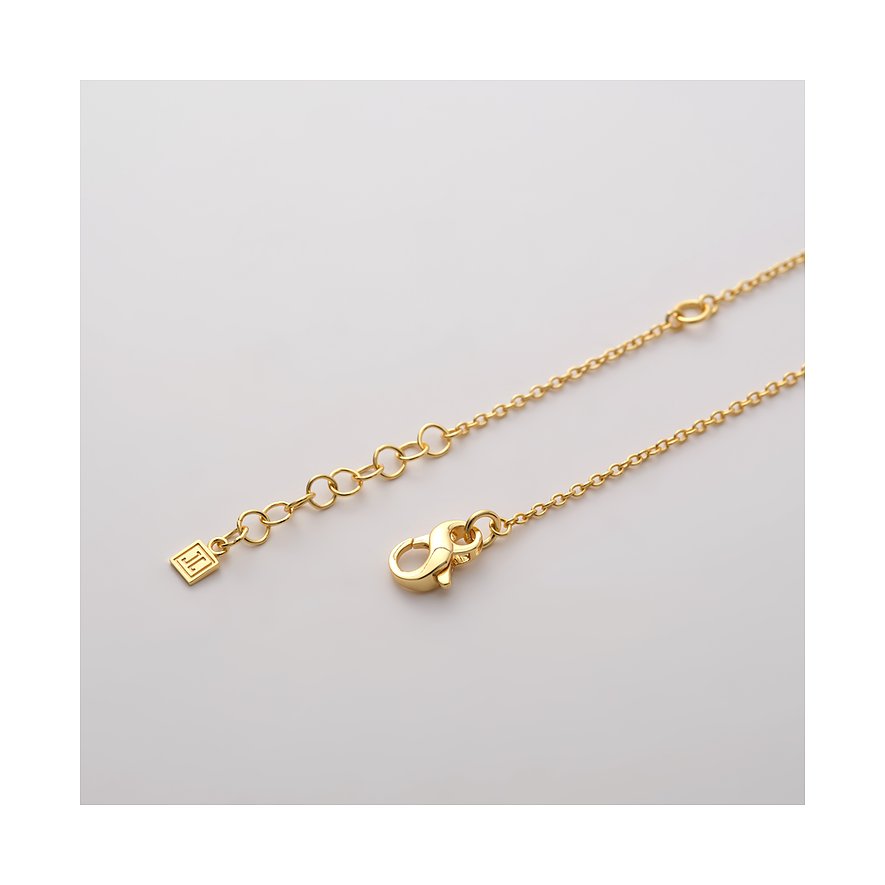 Nahaufnahme der goldenen Verlängerungskette mit Karabinerverschluss und quadratischem JETTE Markenanhänger aus recyceltem Silber.
