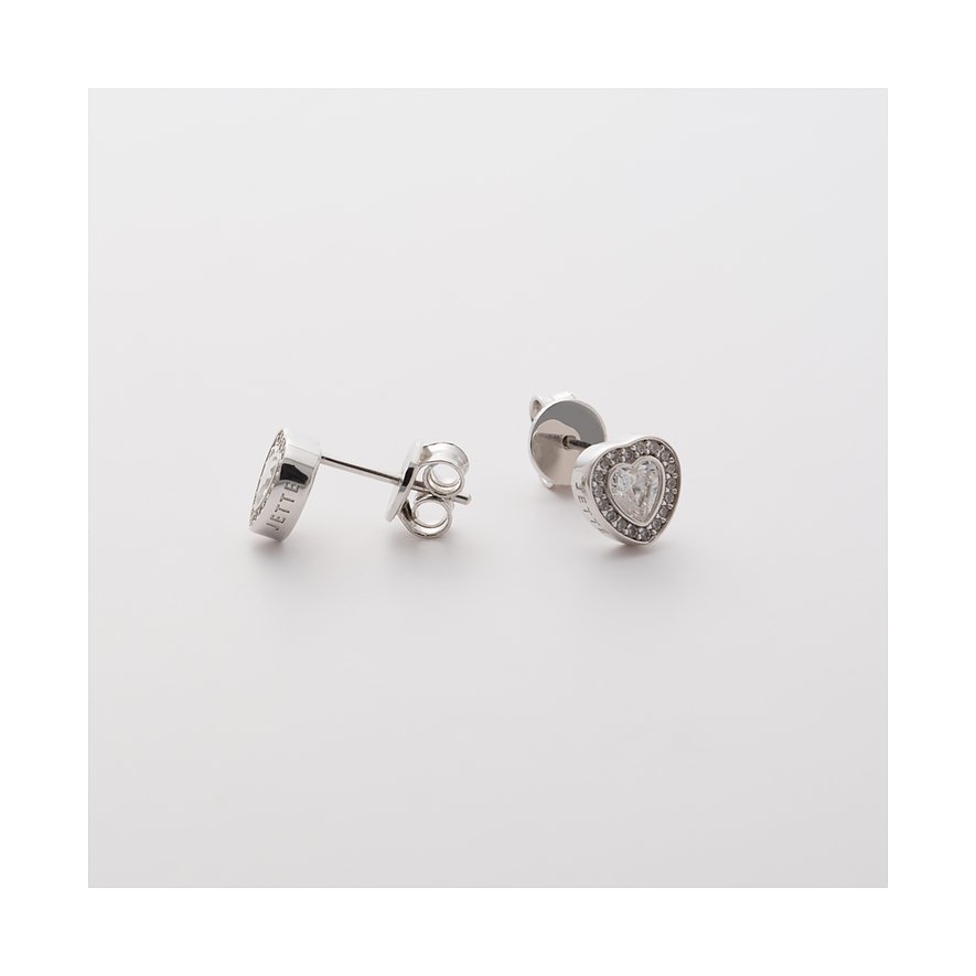Nahaufnahme der JETTE Herz-Ohrstecker aus recyceltem 925er Silber mit funkelnden Zirkonia-Steinen.