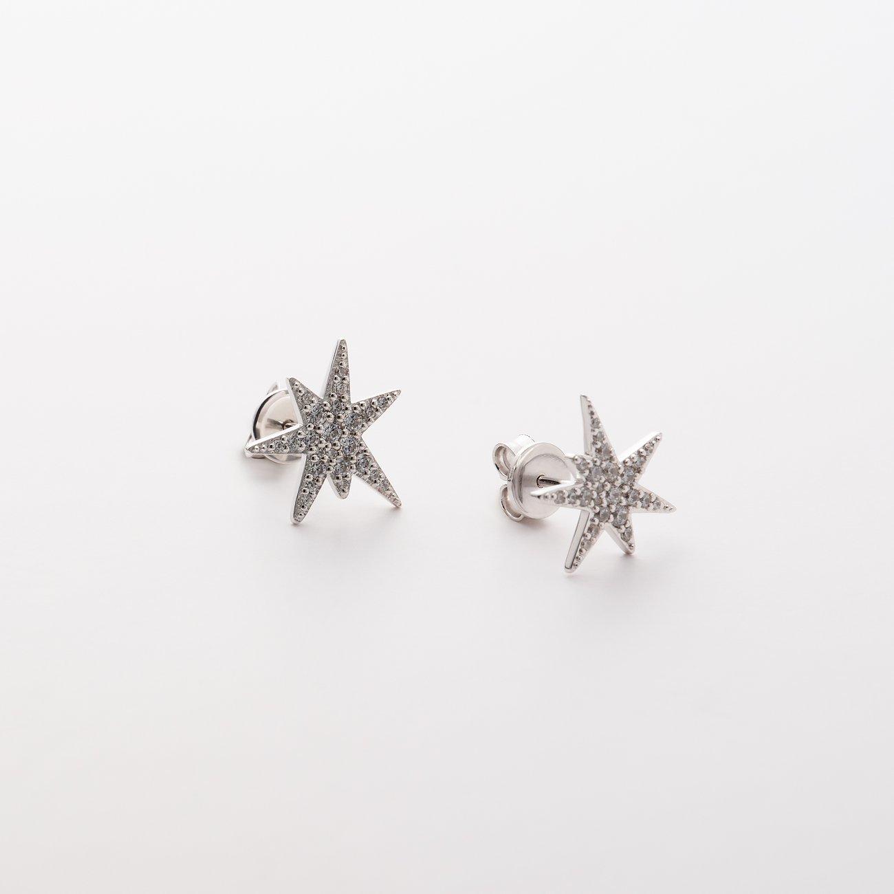 JETTE Ohrstecker aus recyceltem 925er Silber in Sternform, besetzt mit funkelnden Zirkonia-Farbsteinen.