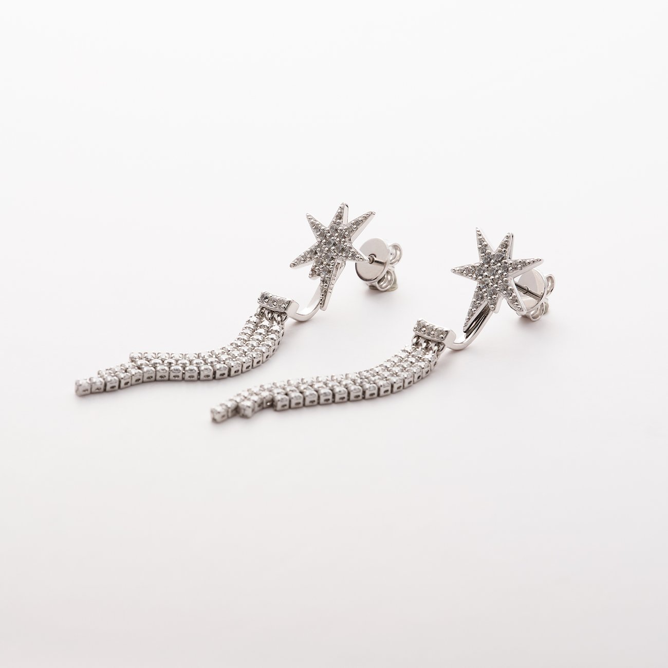 Zwei recycelte, sterling Silber 925 Ohrringe der Marke JETTE als Ohrschmuck mit Stern-Design, verziert mit Zirkonia.