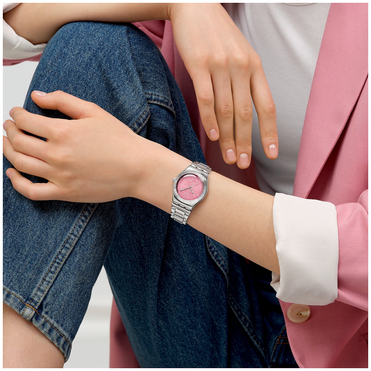 Swatch Damenuhr mit Edelstahlgehäuse und pinkem Zifferblatt.