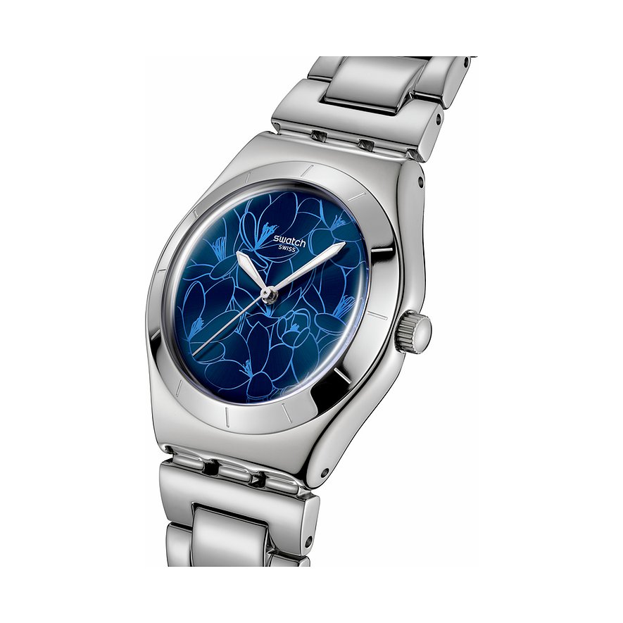 Swatch Damenuhr mit Edelstahlgehäuse, blauem Zifferblatt mit Blumenmuster und silberfarbenem Armband.