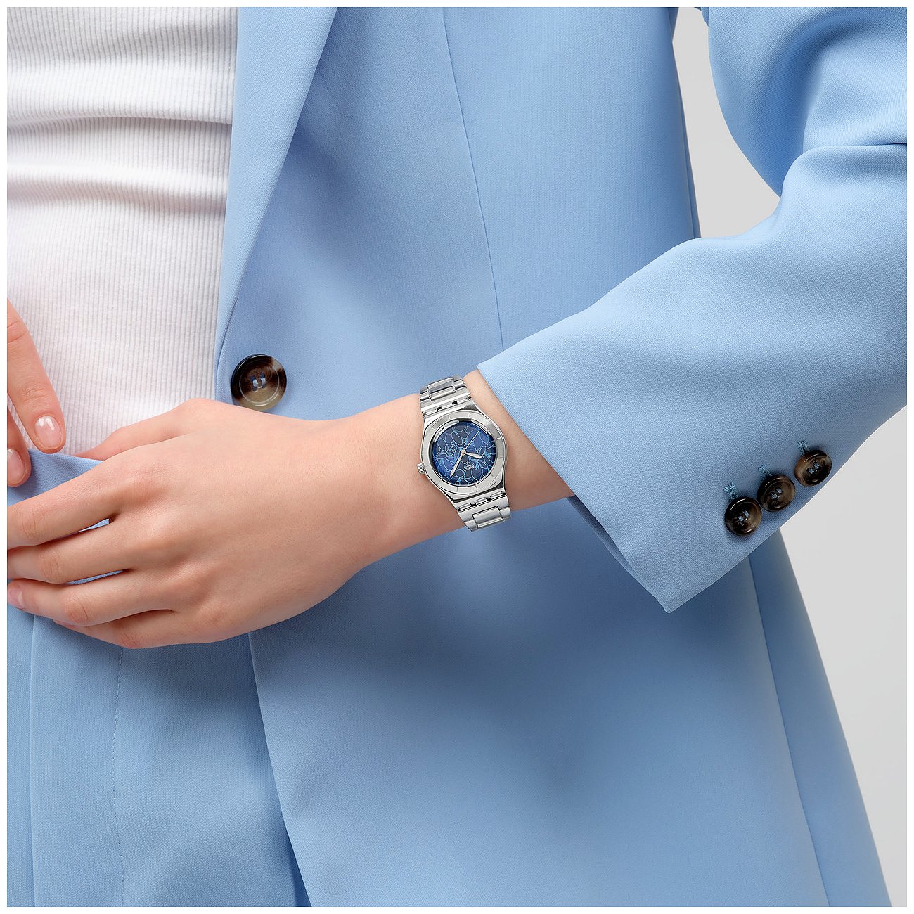 Swatch Damenuhr mit Edelstahlgehäuse und blauem Zifferblatt.