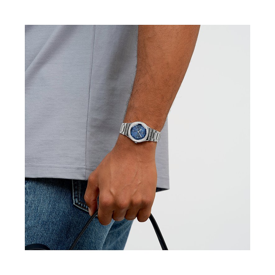 Swatch Damenuhr mit Edelstahlgehäuse und blauem Zifferblatt.