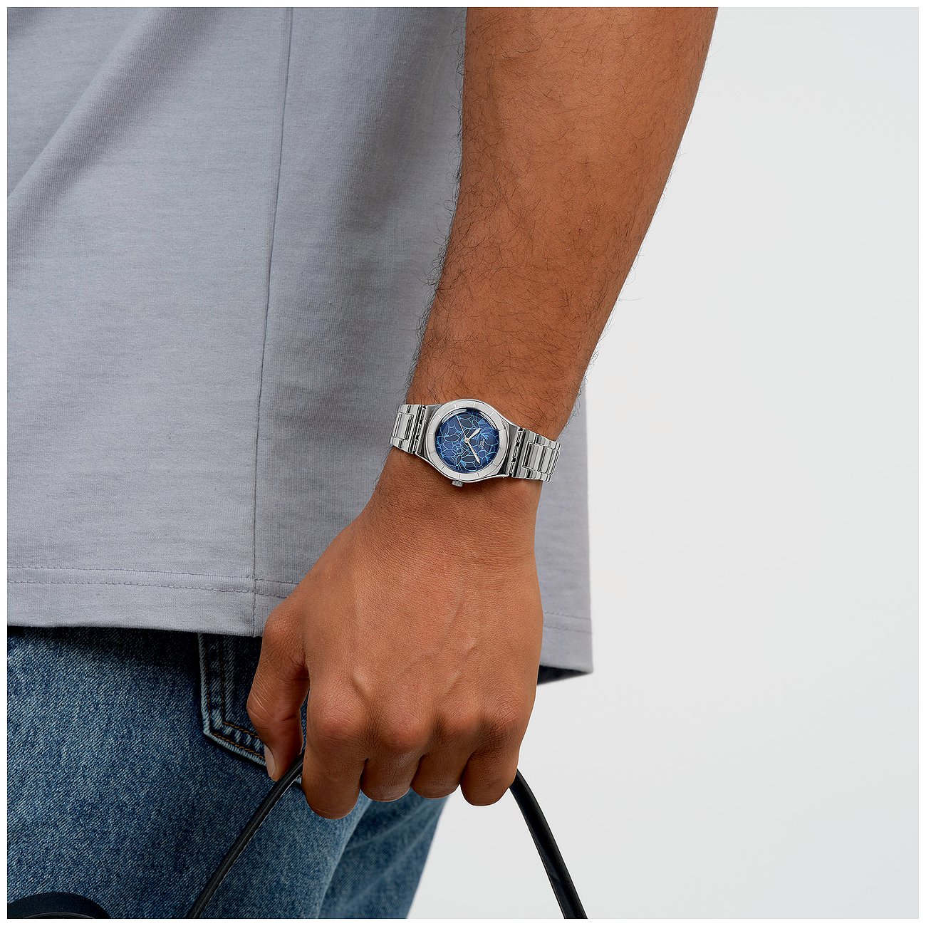 Swatch Damenuhr mit Edelstahlgehäuse und blauem Zifferblatt.