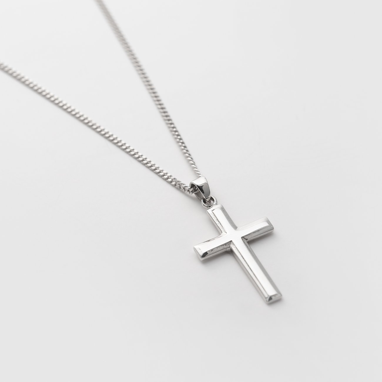 CHRIST Halskette aus recyceltem 925er Silber mit Kreuz-Anhänger, schräg von oben aufgenommen.