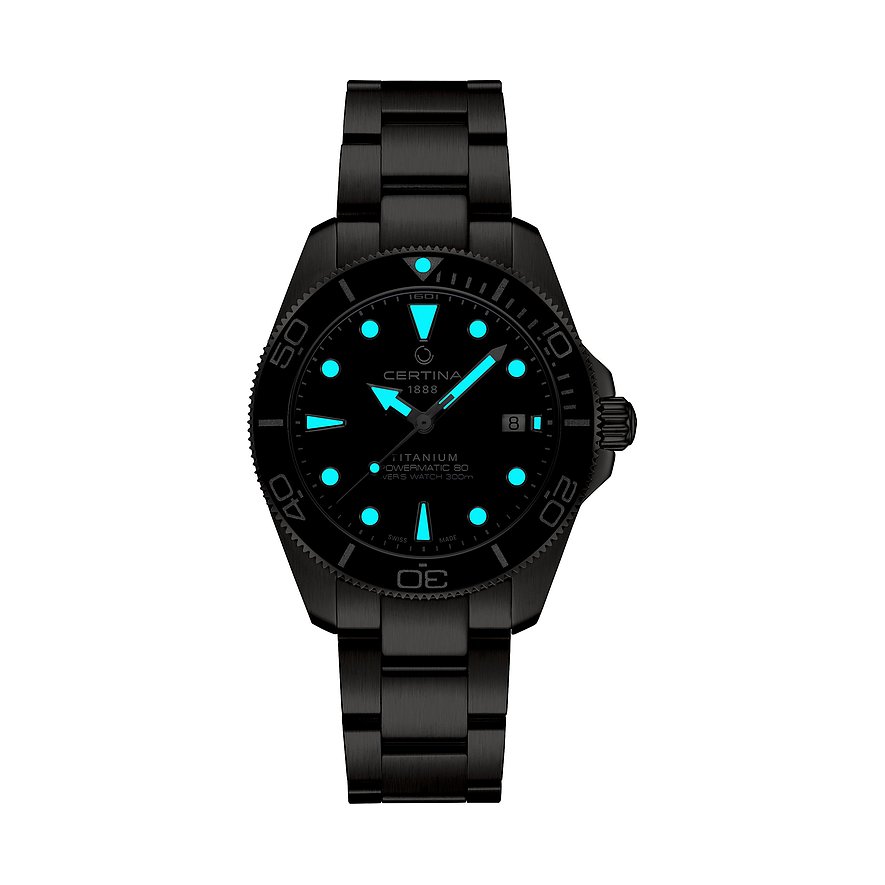 Certina Herrenuhr aus Titan mit schwarzem Zifferblatt und Leuchtindizes.