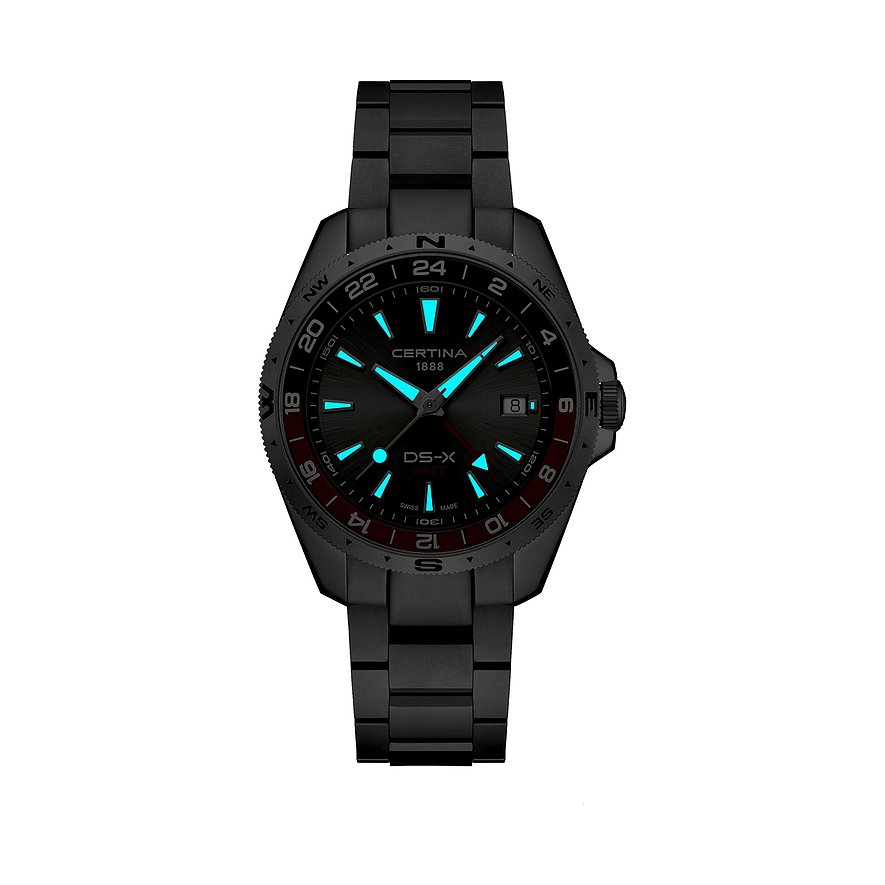 Certina Herrenuhr DS-X in Schwarz aus Edelstahl mit leuchtenden Zeigern aus der Vogelperspektive sichtbar.