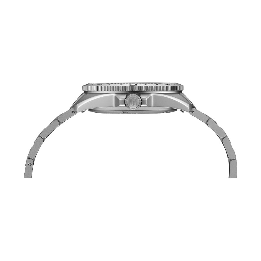 Seitenansicht der Certina Herrenuhr aus Edelstahl, bei der das Gehäuse und das Armband sichtbar sind.