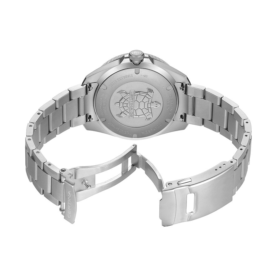 Rückseite einer Certina Herrenuhr aus Edelstahl mit geöffnetem Armband und graviertem Schildkrötensymbol.