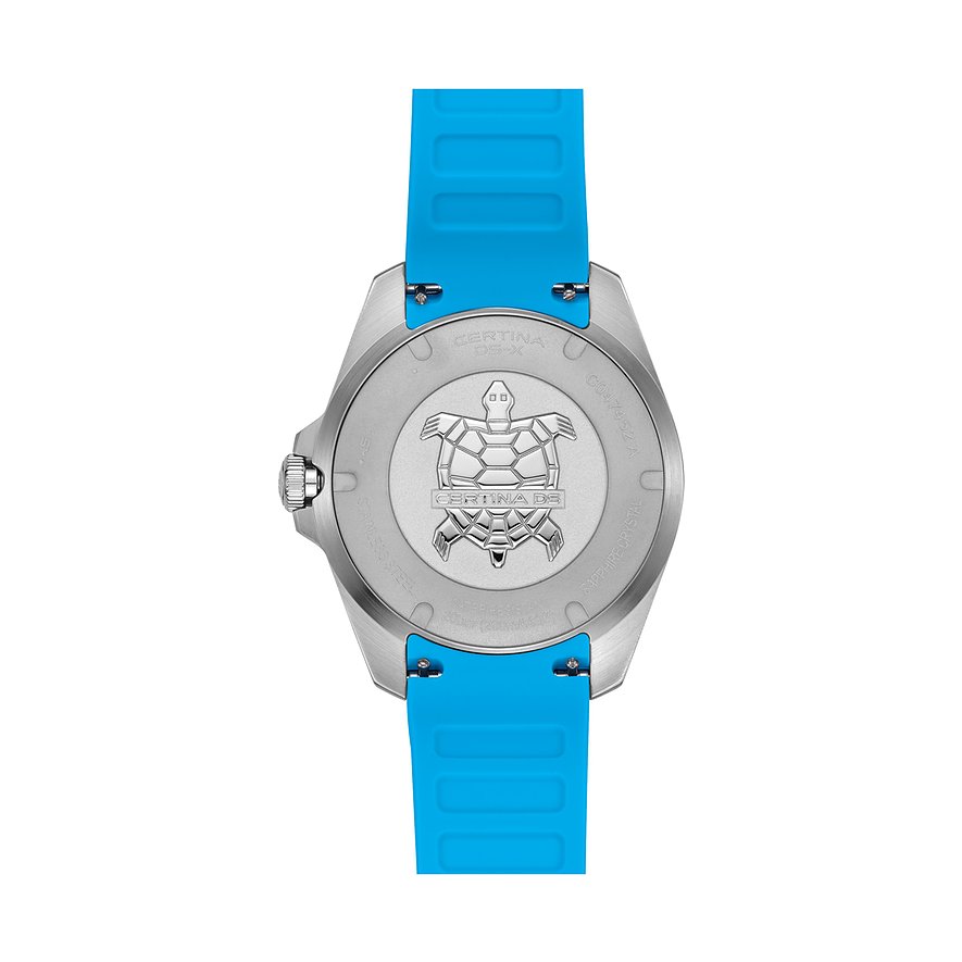 Rückseite einer Certina Herrenuhr aus Edelstahl mit leuchtend blauem Armband und einem Gravur einer Schildkröte.