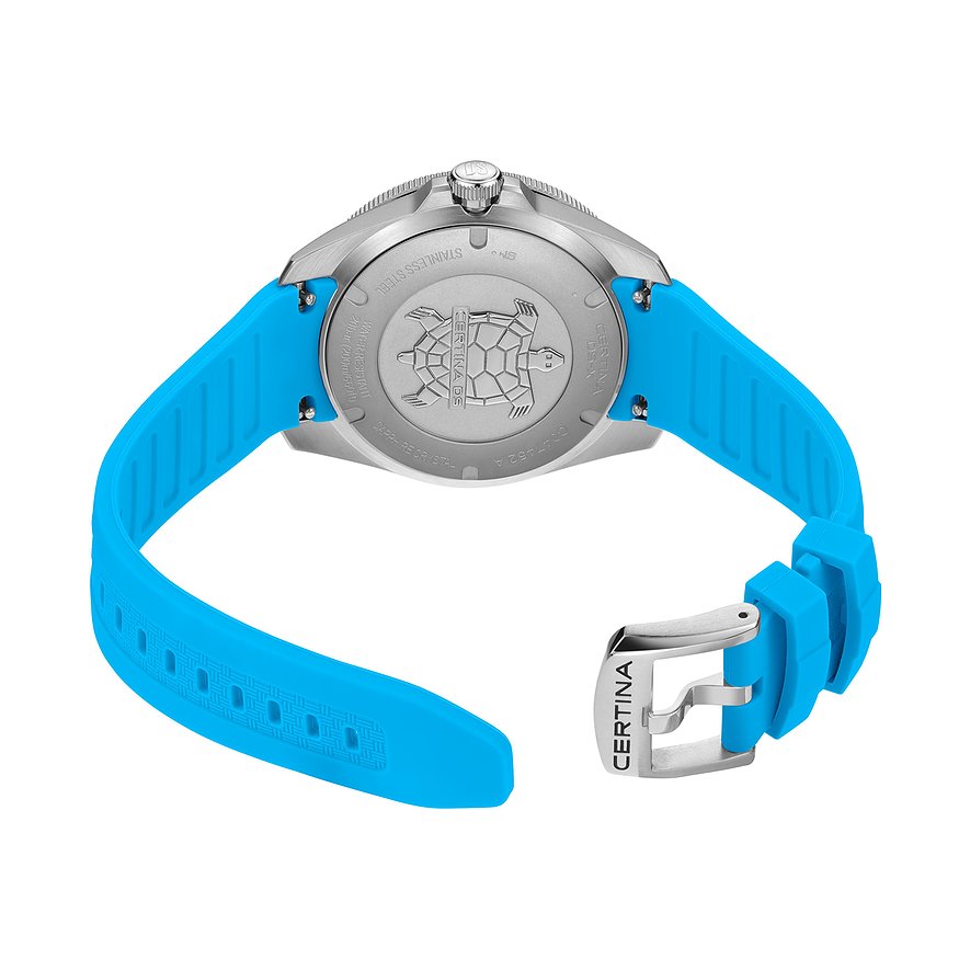 Rückansicht der Certina Herrenuhr aus blauem Silikon und Edelstahl, die Schildkrötenprägung ist sichtbar.