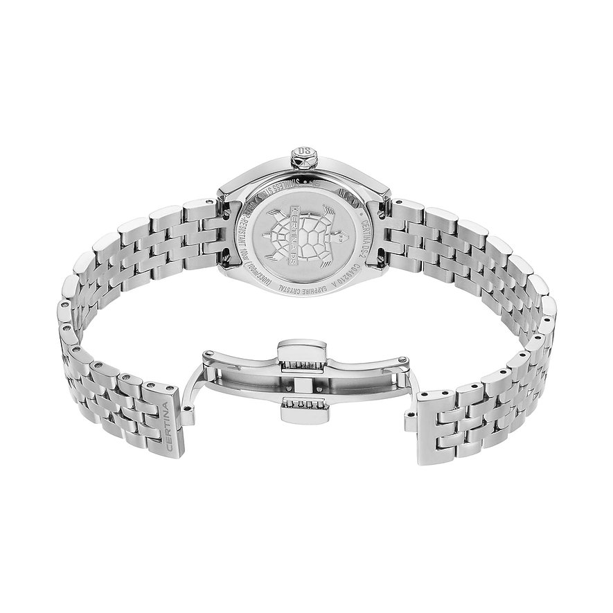 Rückseite einer Certina Damenuhr aus Edelstahl von schräg oben gesehen, mit offener Faltschließe und Schildkröten-Gravur.