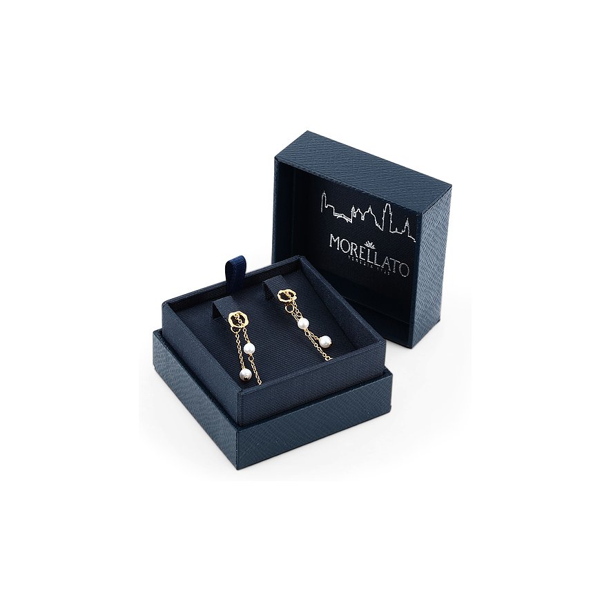 Morellato goldfarbene Ohrringe aus recyceltem Silber mit zwei hängenden Perlen in geöffneter blauer Geschenkbox.