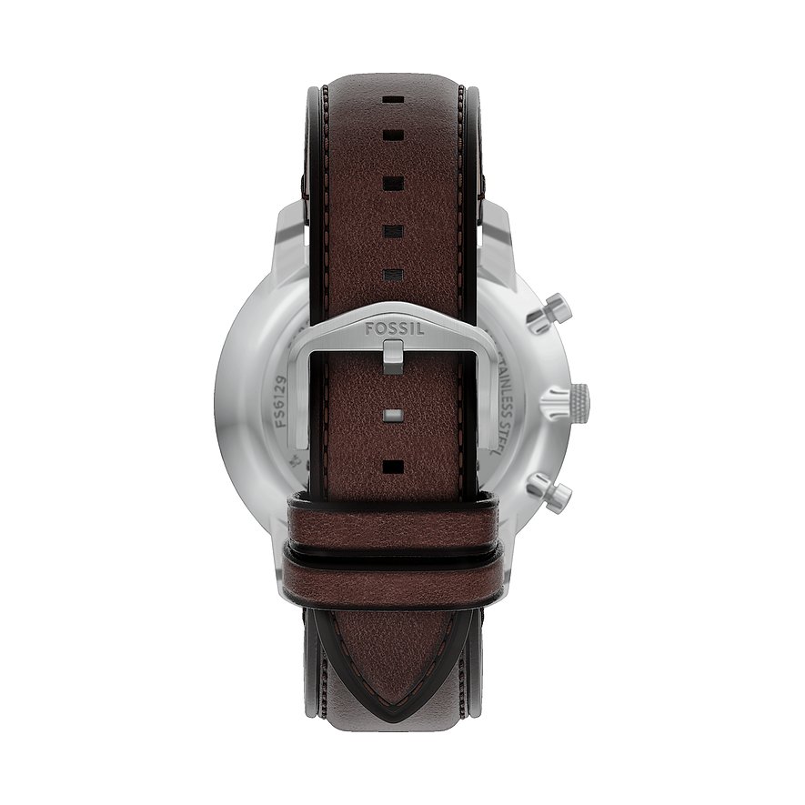 Baksidan av Fossils herrklocka i rostfritt stål med brunt läderband och spänne med Fossil-logotyp.