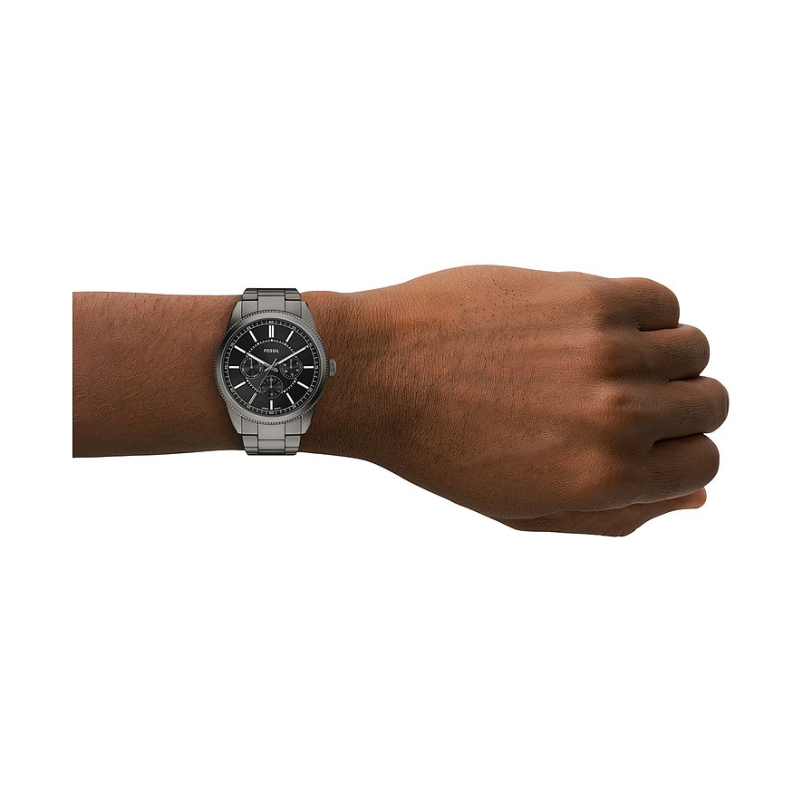 Fossil herrklocka, blått rostfritt stål, mörk urtavla, tre subdials, diskret armband. Sidovy.