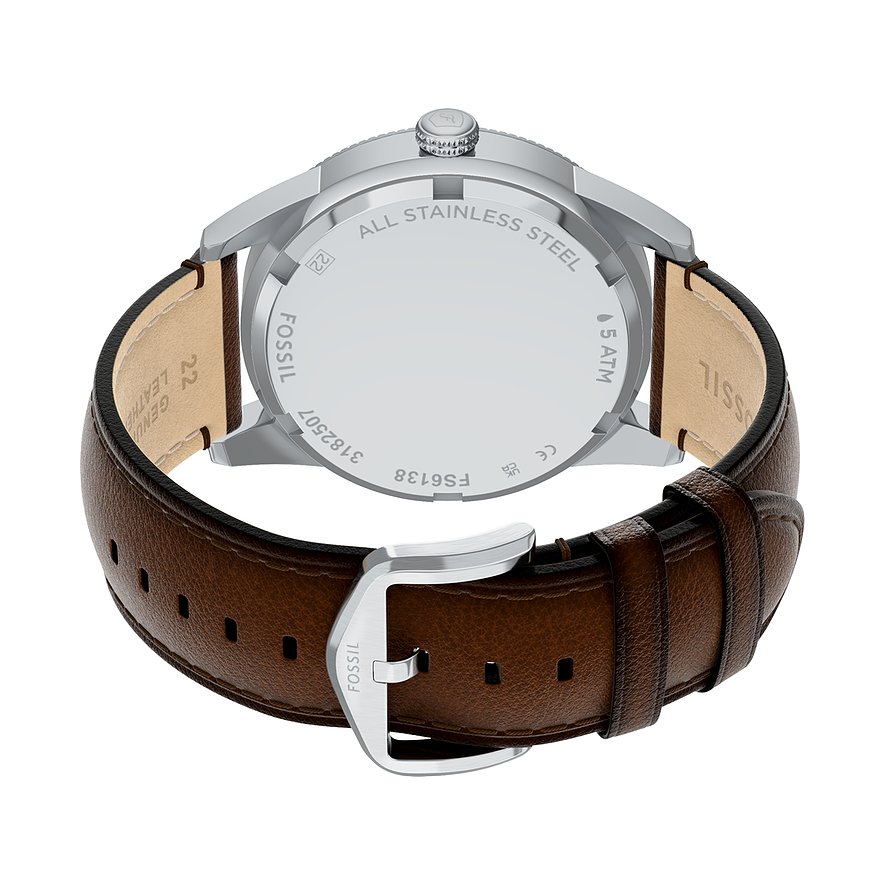 Die Rückseite der Fossil Herrenuhr aus Edelstahl mit braunem Lederarmband und silberner Dornschließe.