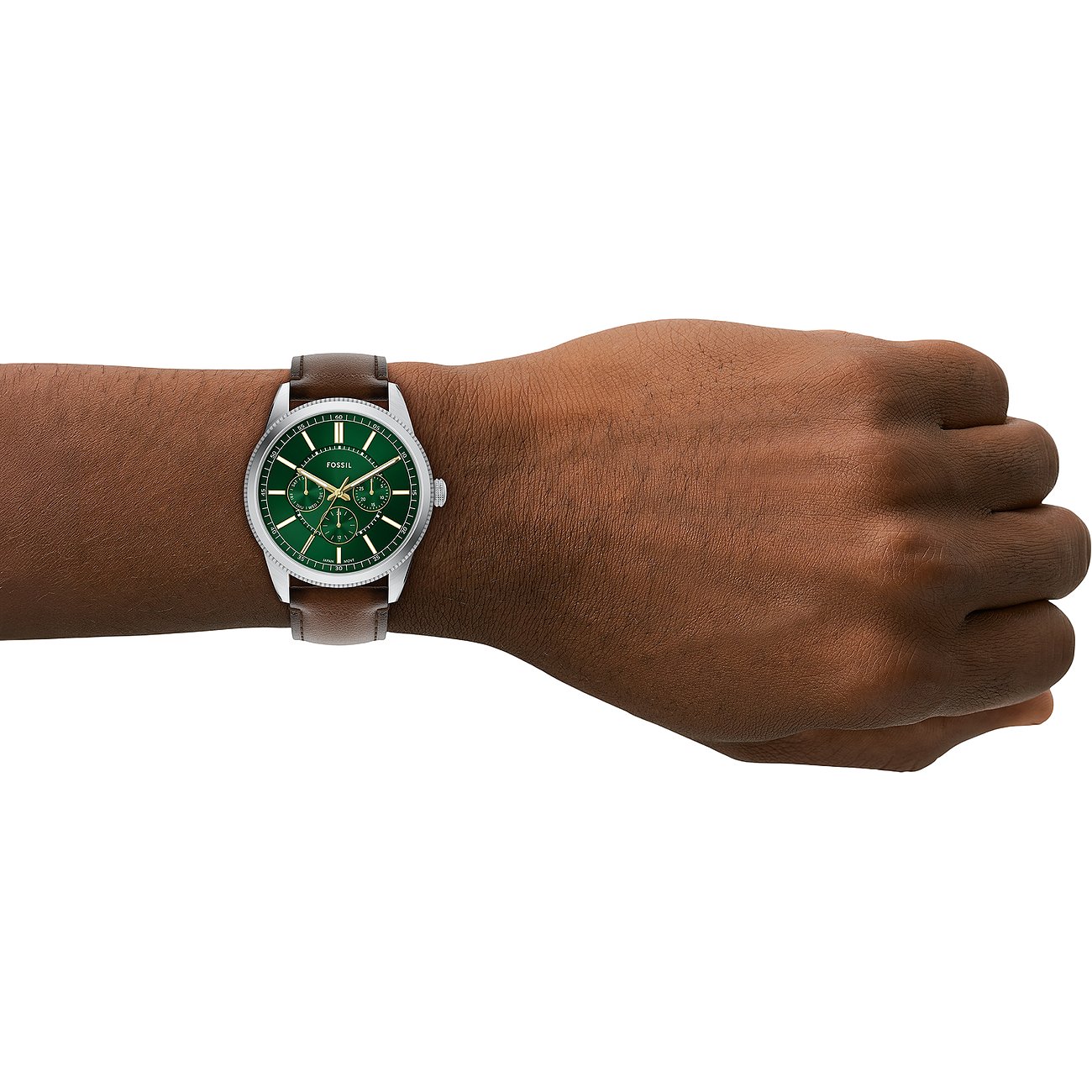 Eine Fossil Herrenuhr aus Edelstahl mit braunem Lederarmband und grünem Zifferblatt ist am Handgelenk zu sehen.