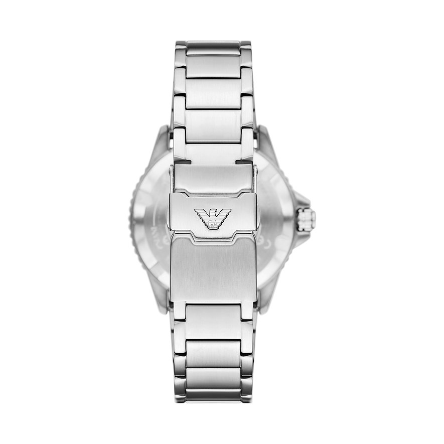 Rückansicht der Emporio Armani Herrenuhr aus Edelstahl mit geschlossener Dornschließe und Markenlogo.
