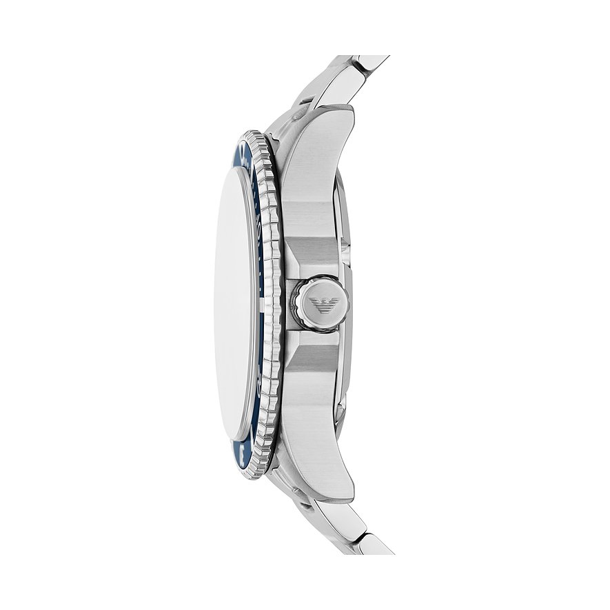 Seitenansicht der Emporio Armani Herrenuhr aus Edelstahl mit blauer Lünette, Krone mit Logo sichtbar.