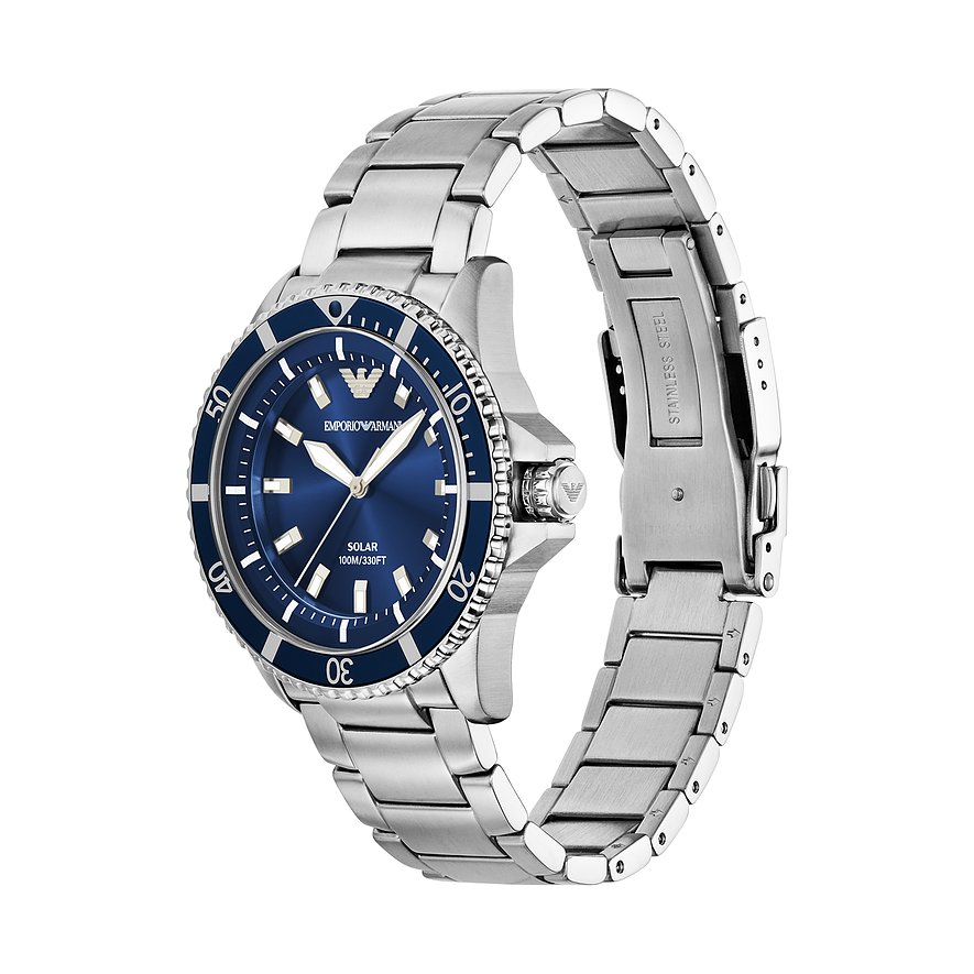 Emporio Armani Herrenuhr aus Edelstahl mit blauem Zifferblatt und Lünette, frontal und leicht von der Seite fotografiert.