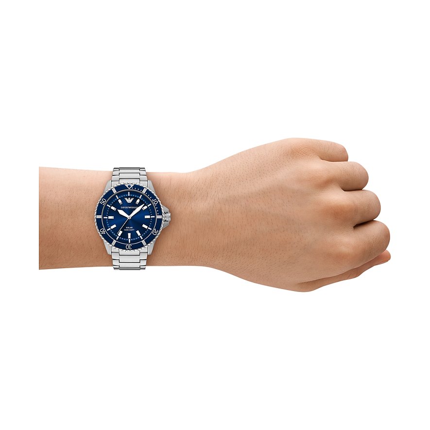 Die Emporio Armani Herrenuhr aus blauem und silberfarbenem Edelstahl befindet sich am Handgelenk eines Models.