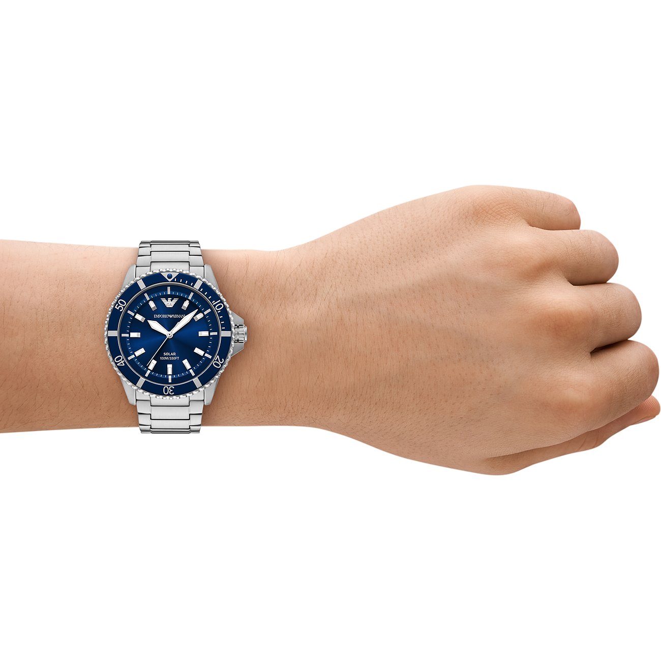 Die Emporio Armani Herrenuhr aus blauem und silberfarbenem Edelstahl befindet sich am Handgelenk eines Models.