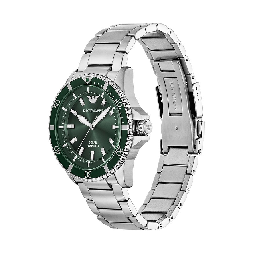 Emporio Armani Herrenuhr aus Edelstahl mit grünem Zifferblatt und Lünette, schräg von oben rechts fotografiert.